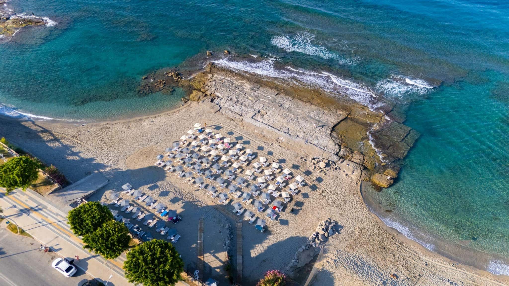 Sarıtaş Hotel seafront private sandy beach with sunbeds and parasols — Alanya Tosmur