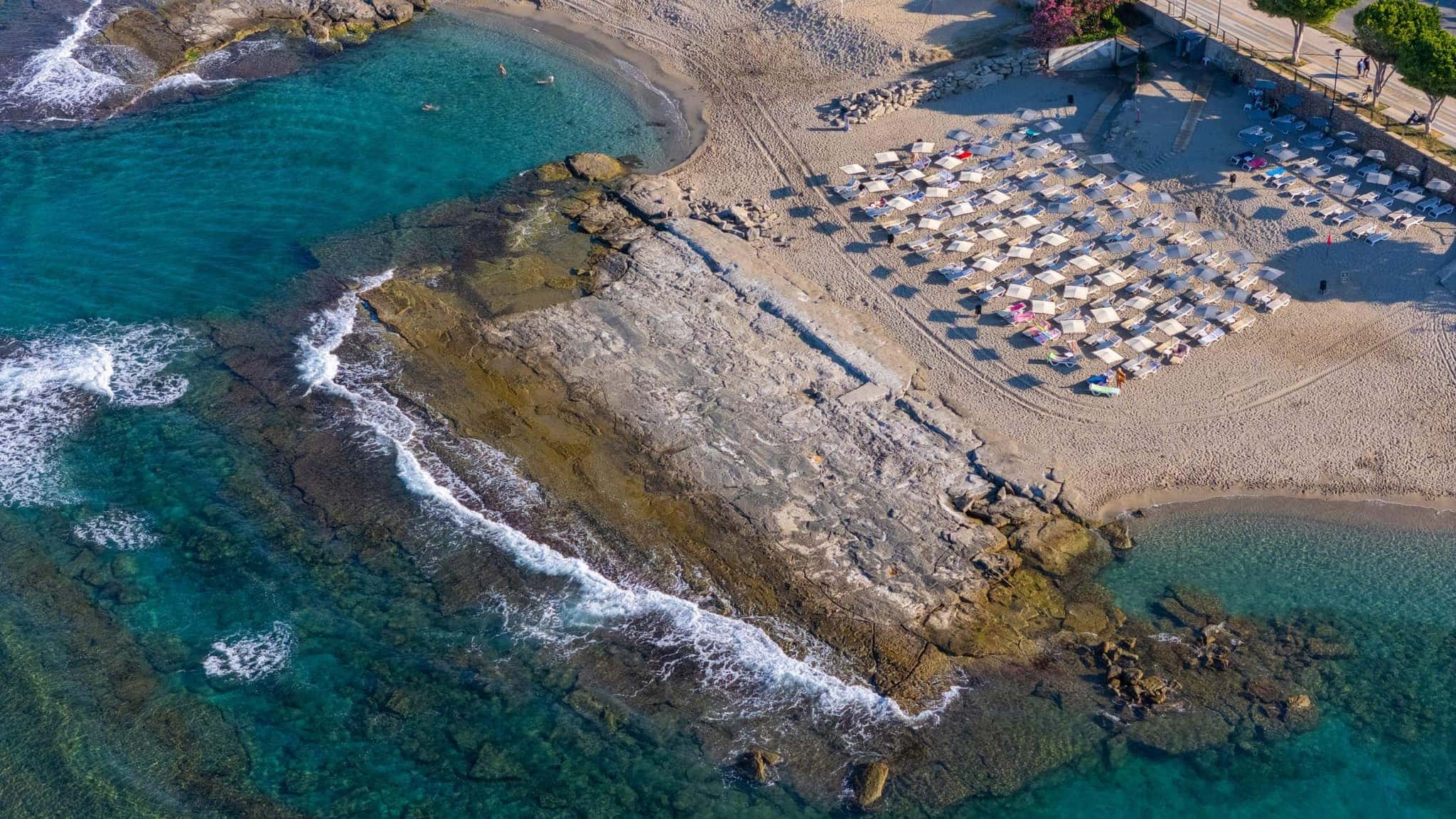 Sarıtaş Hotel seafront private sandy beach with sunbeds and parasols — Alanya Tosmur