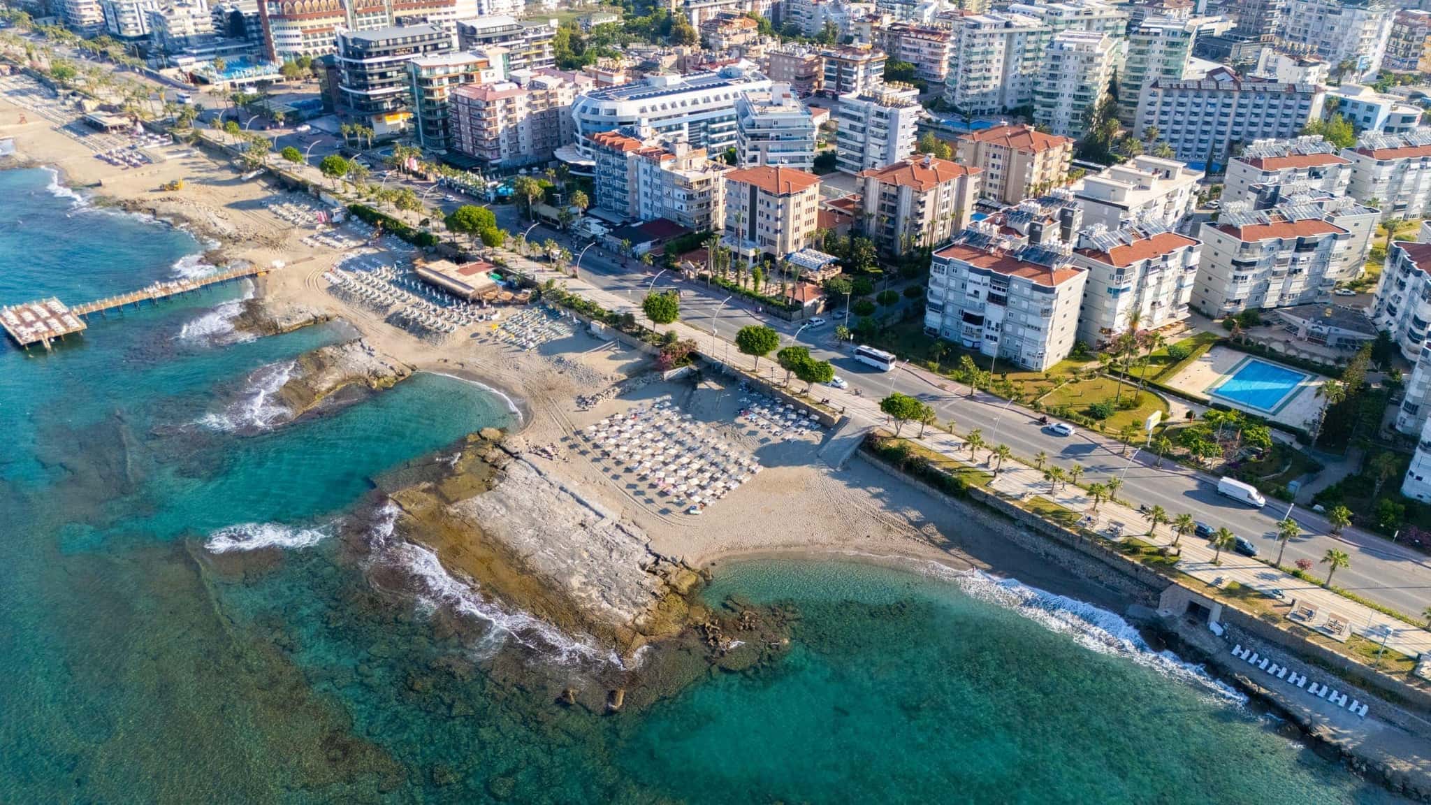 Sarıtaş Hotel seafront private sandy beach with sunbeds and parasols — Alanya Tosmur