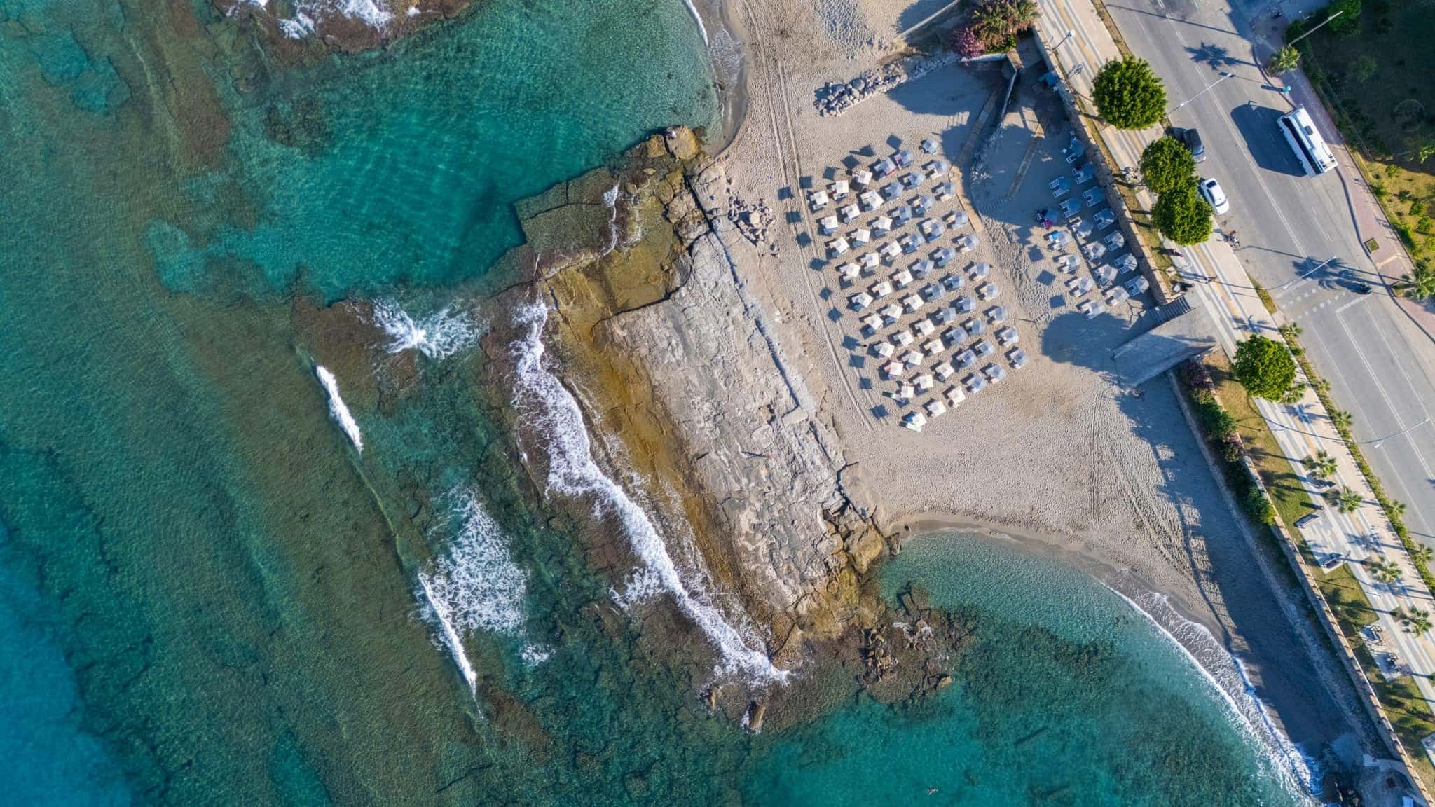 Sarıtaş Hotel seafront private sandy beach with sunbeds and parasols — Alanya Tosmur