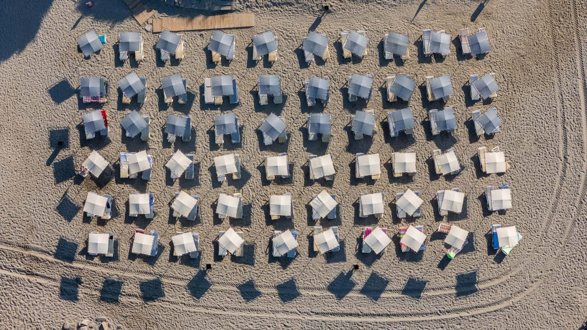 Sarıtaş Hotel seafront private sandy beach with sunbeds and parasols — Alanya Tosmur