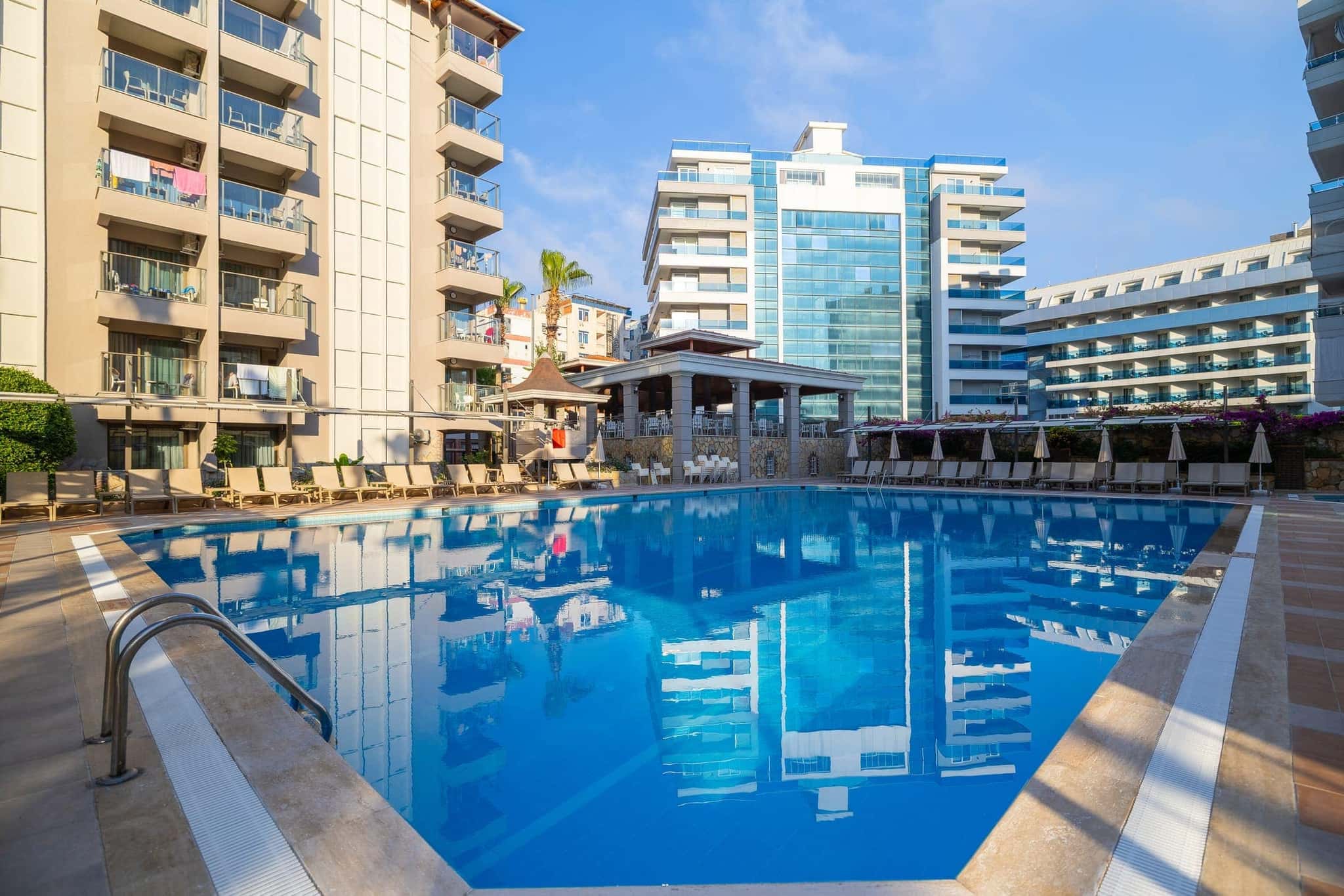 Sarıtaş Hotel Alanya outdoor swimming pool, water slide pool and poolside bar