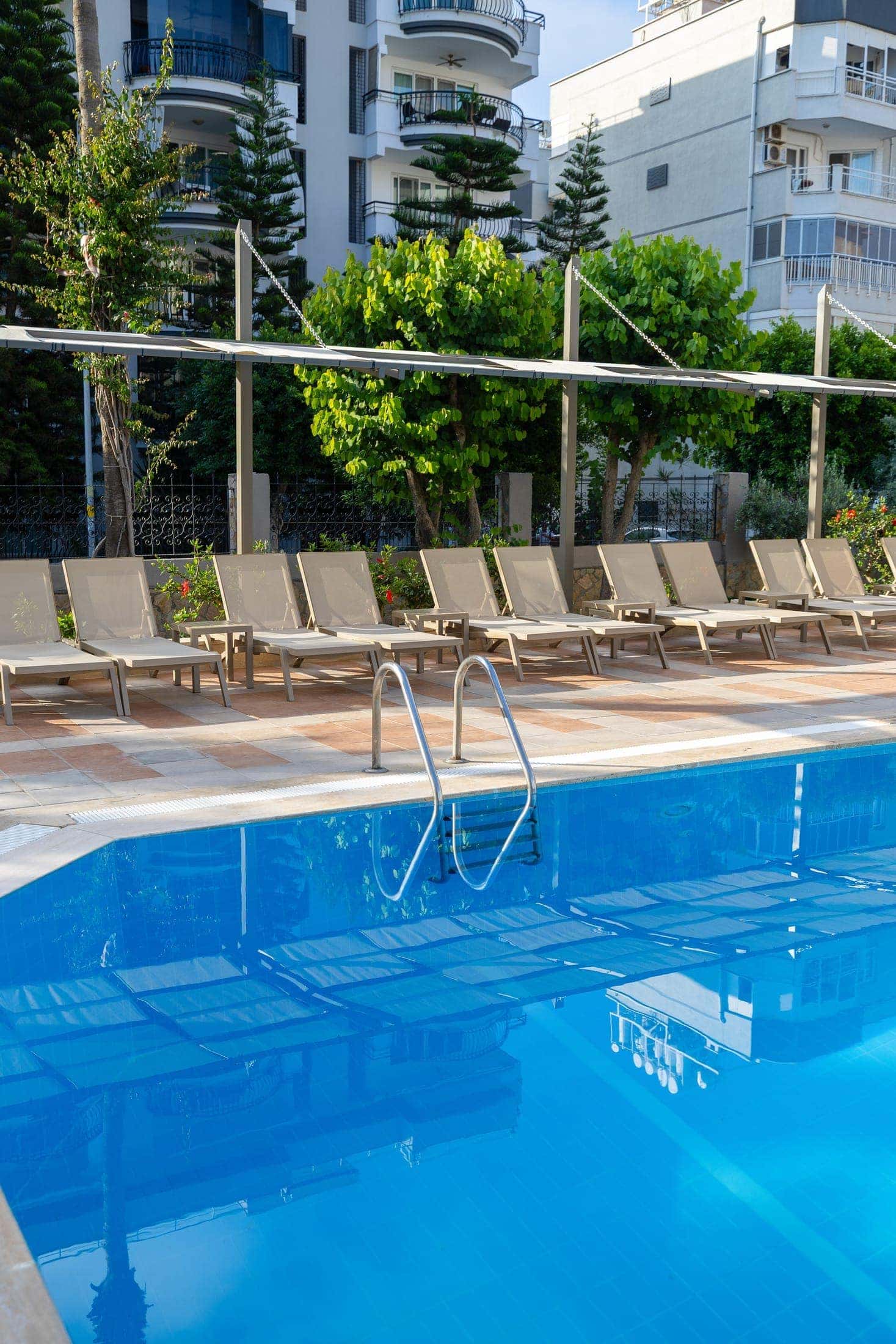 Sarıtaş Hotel Alanya outdoor swimming pool, water slide pool and poolside bar