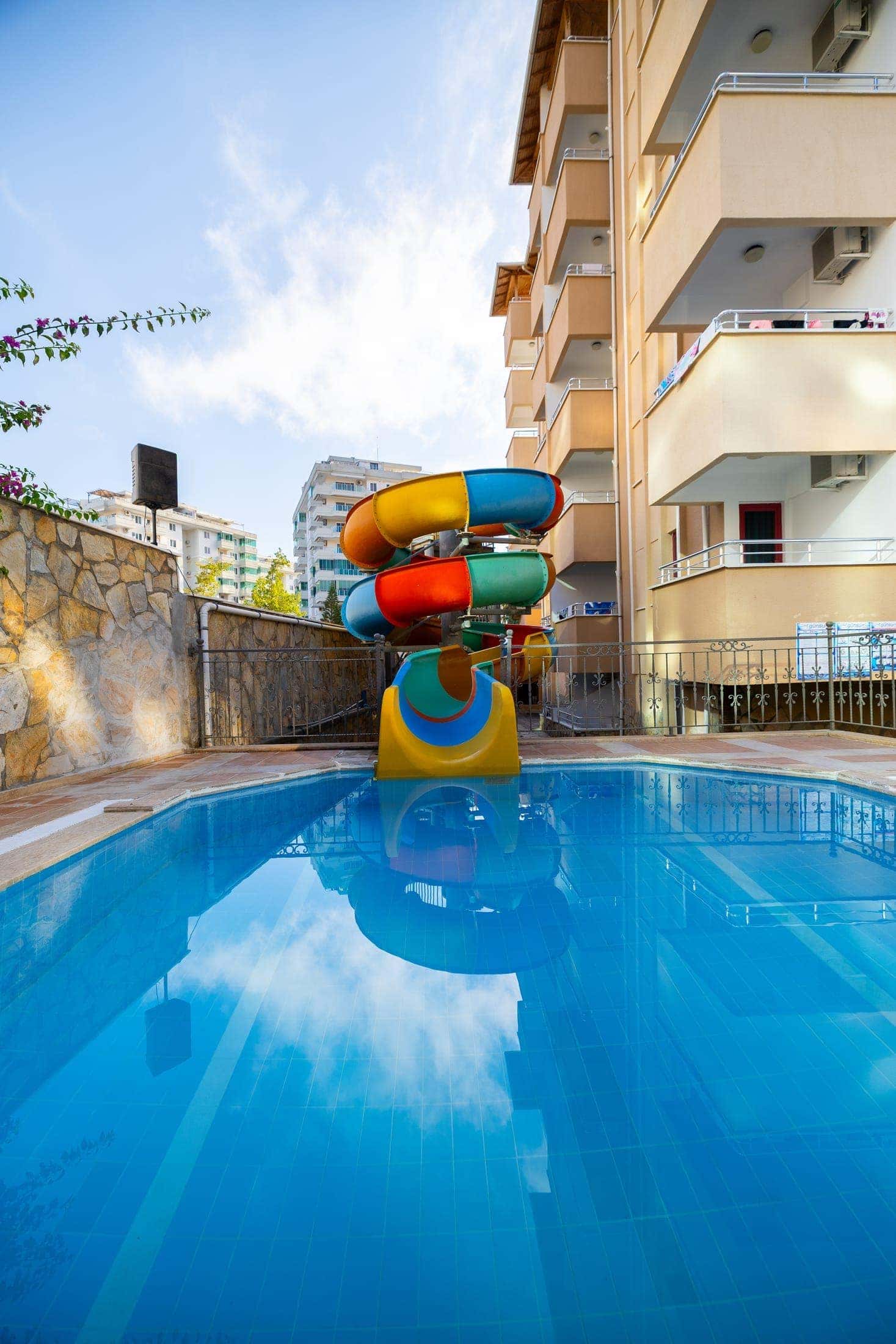 Sarıtaş Hotel Alanya outdoor swimming pool, water slide pool and poolside bar