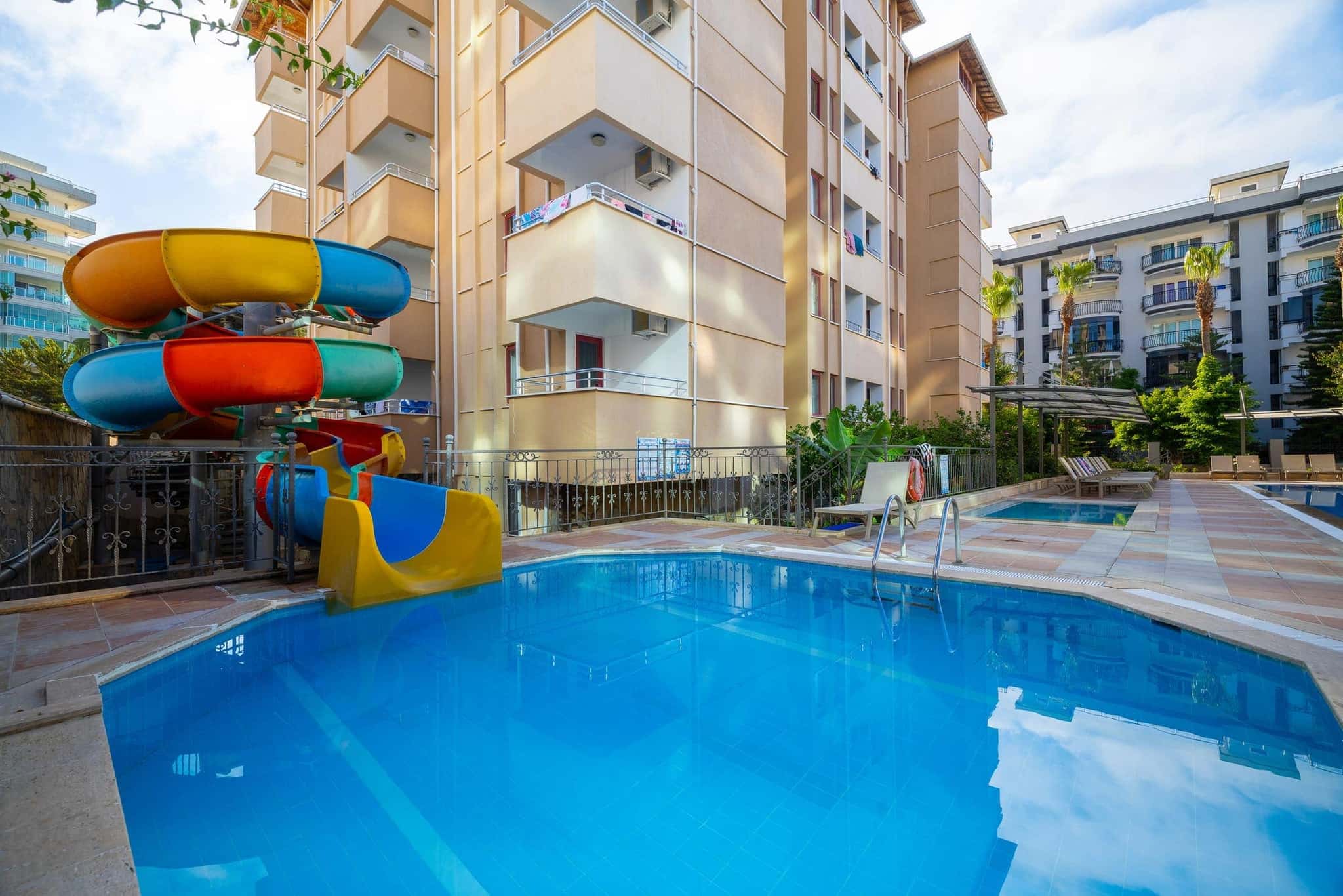 Sarıtaş Hotel Alanya outdoor swimming pool, water slide pool and poolside bar