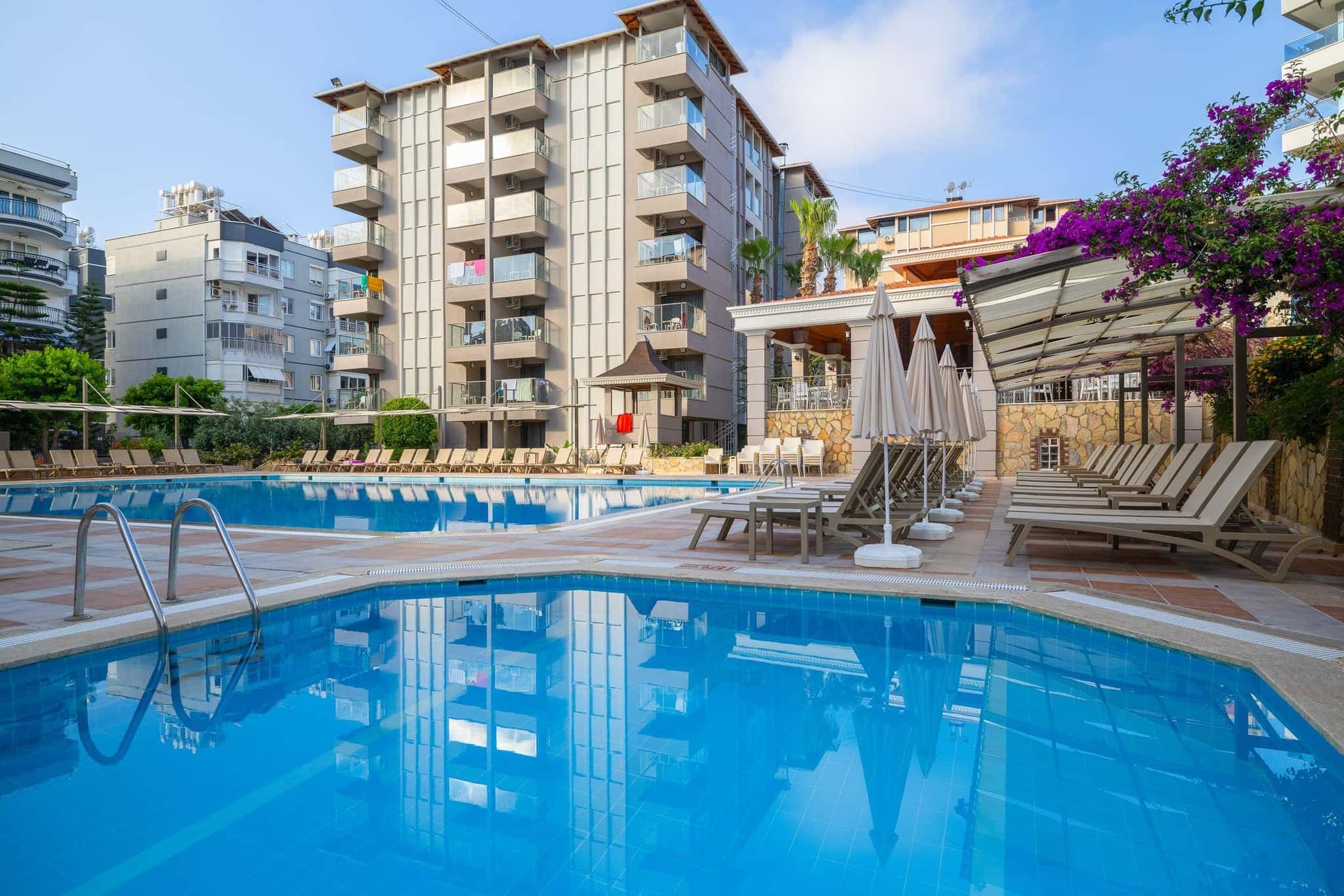 Sarıtaş Hotel Alanya outdoor swimming pool, water slide pool and poolside bar