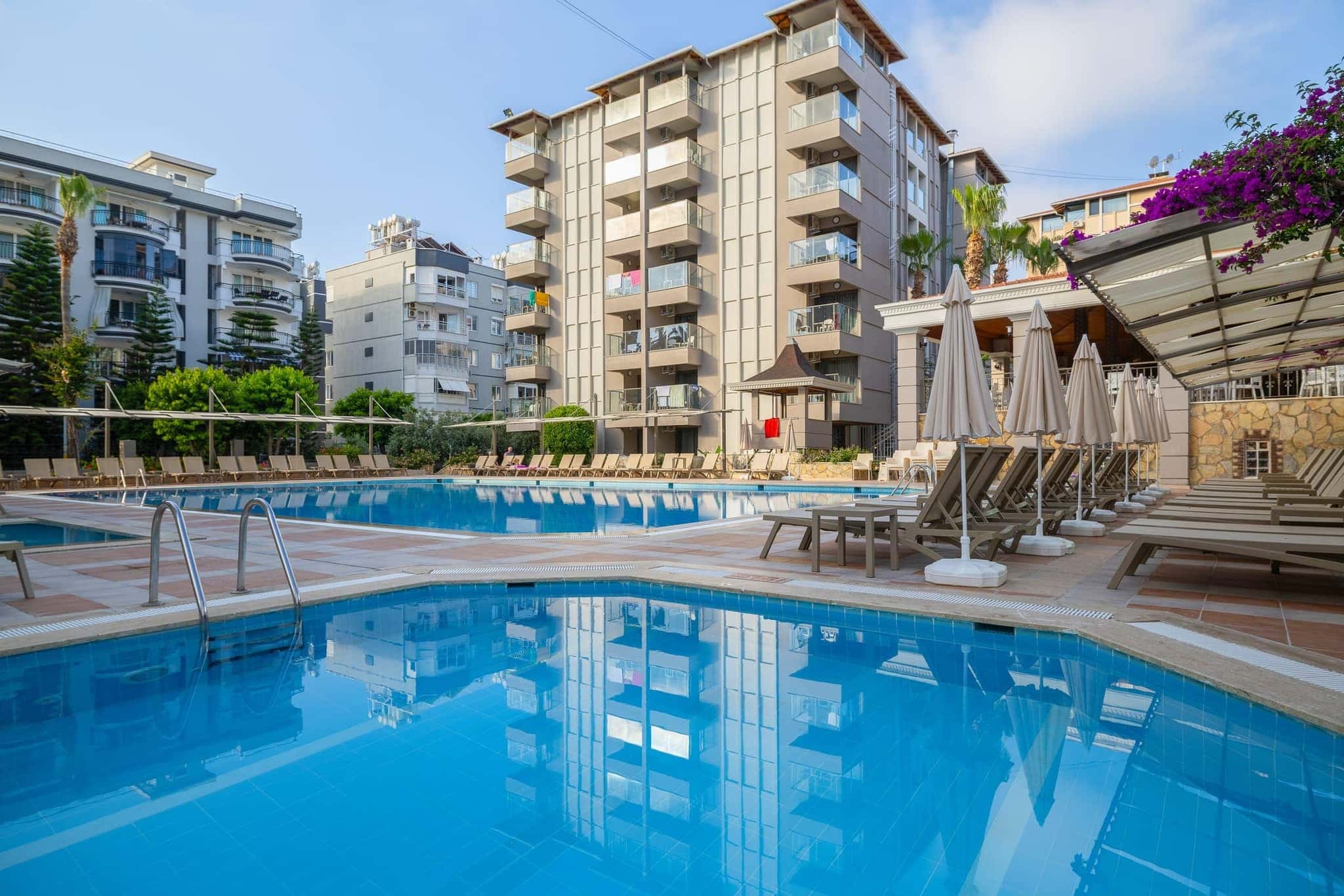 Sarıtaş Hotel Alanya outdoor swimming pool, water slide pool and poolside bar