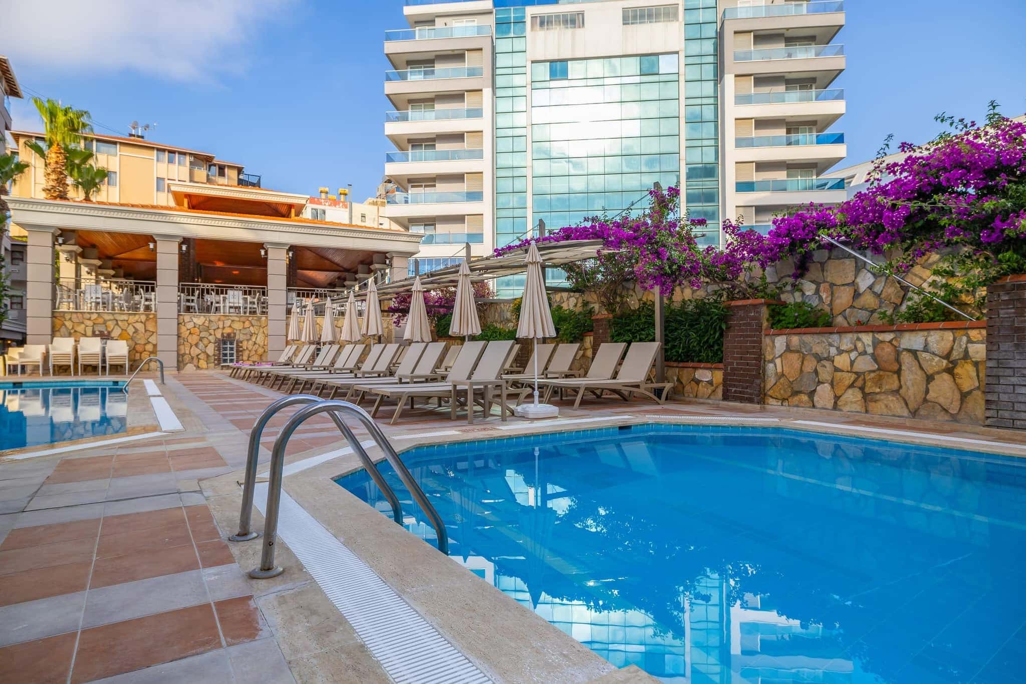 Sarıtaş Hotel Alanya outdoor swimming pool, water slide pool and poolside bar