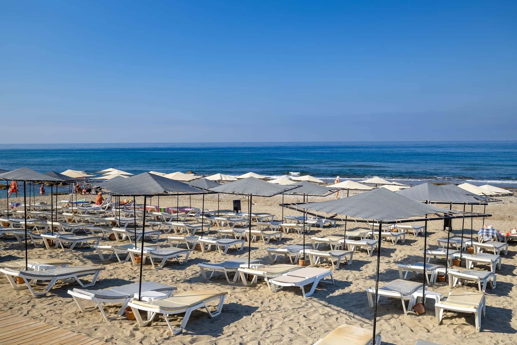 Sarıtaş Hotel lush garden and relaxation terraces — Alanya Tosmur