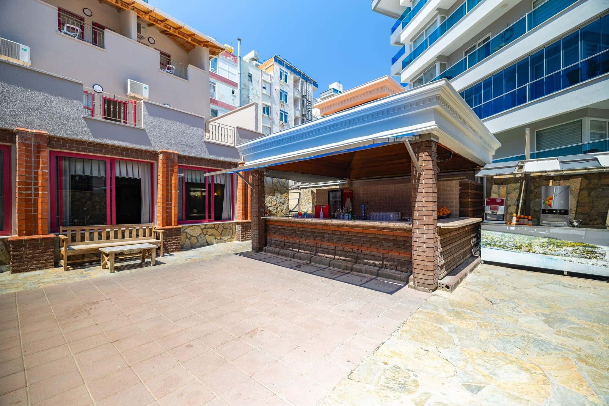 Sarıtaş Hotel lush garden and relaxation terraces — Alanya Tosmur