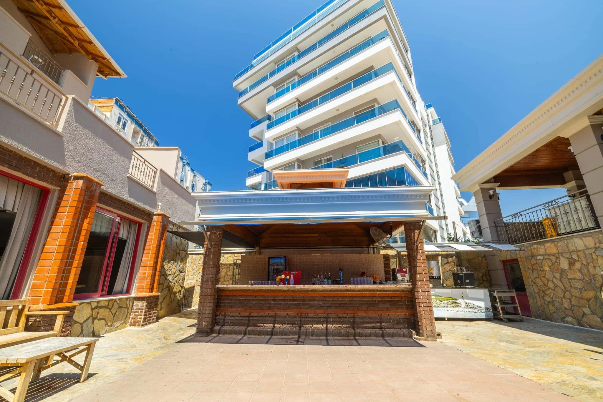 Sarıtaş Hotel lush garden and relaxation terraces — Alanya Tosmur