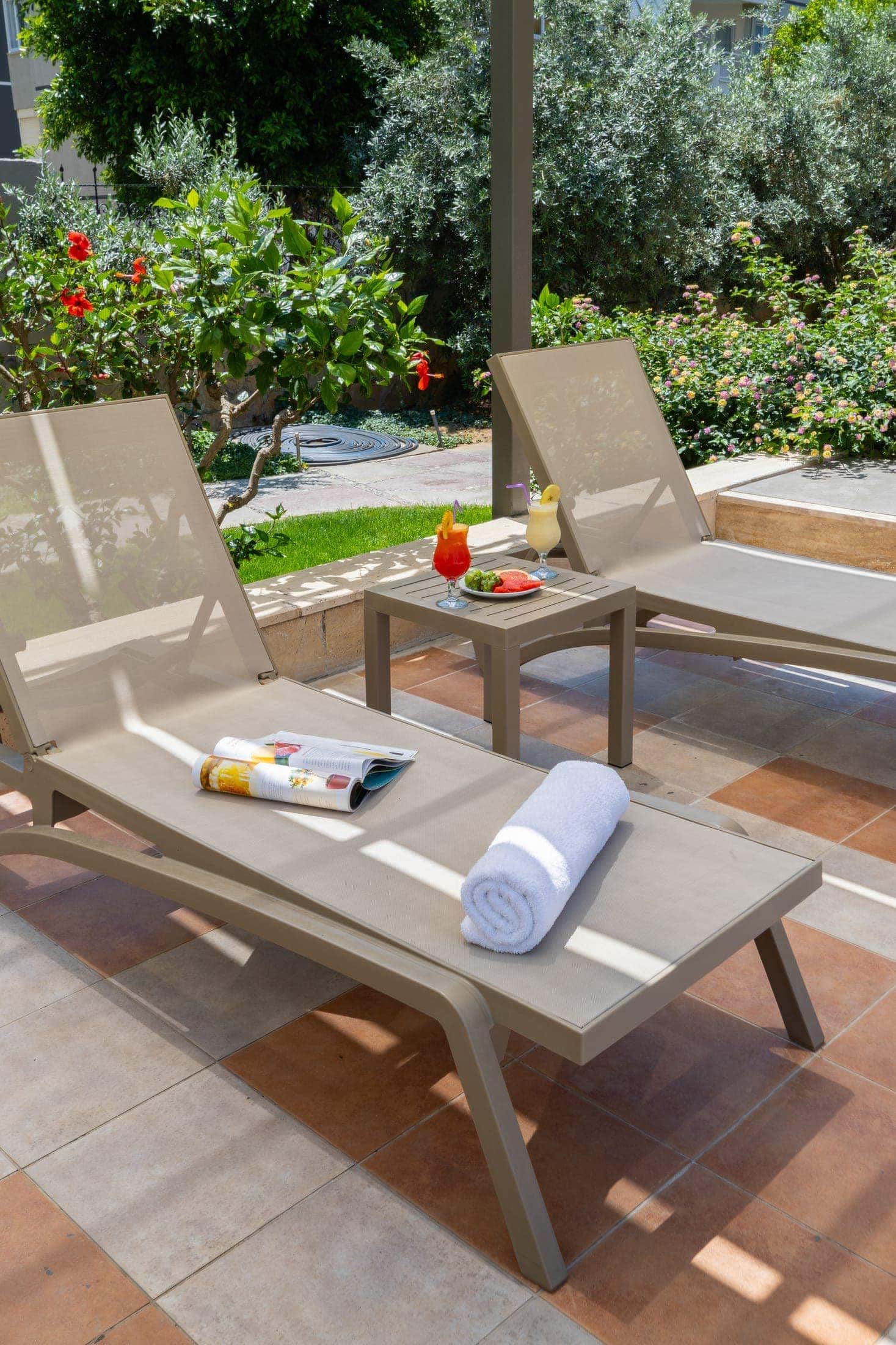 Sarıtaş Hotel lush garden and relaxation terraces — Alanya Tosmur
