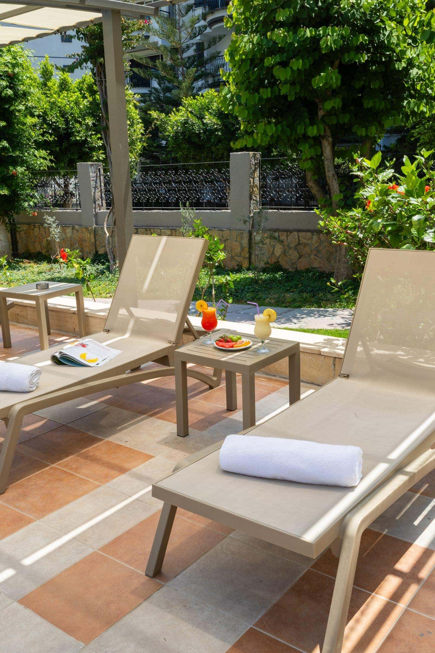 Sarıtaş Hotel lush garden and relaxation terraces — Alanya Tosmur