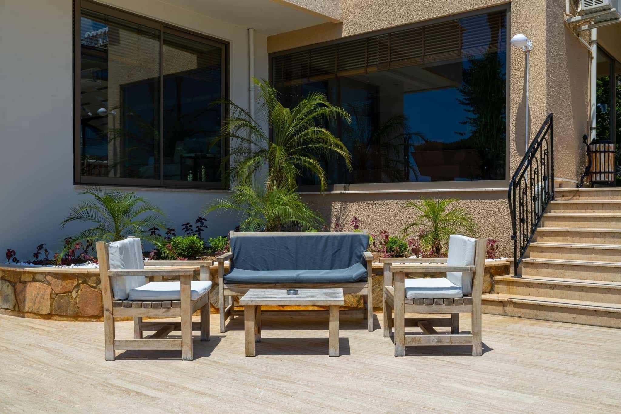 Sarıtaş Hotel lush garden and relaxation terraces — Alanya Tosmur