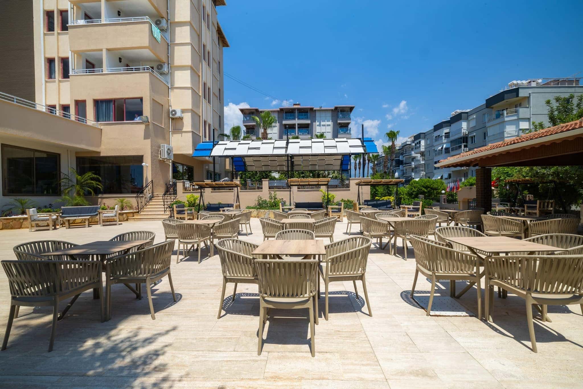 Sarıtaş Hotel lush garden and relaxation terraces — Alanya Tosmur
