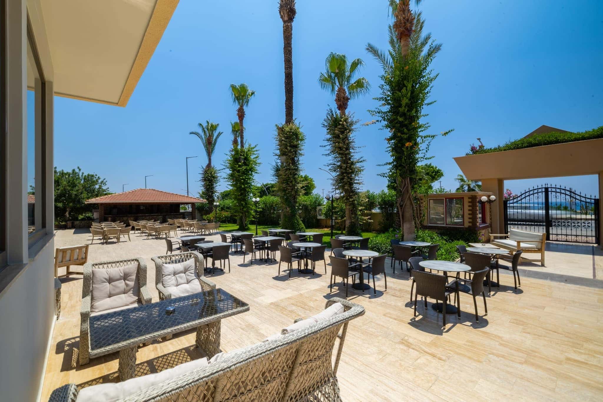 Sarıtaş Hotel lush garden and relaxation terraces — Alanya Tosmur