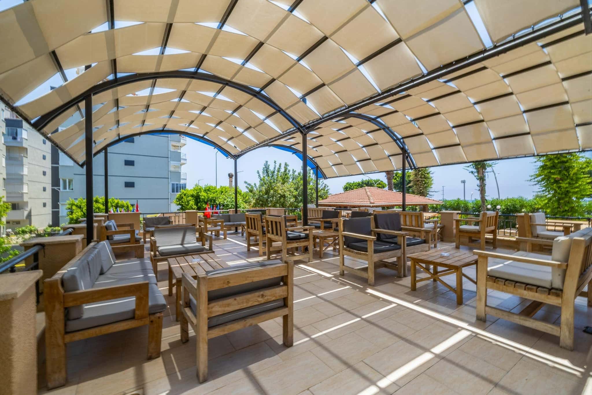 Sarıtaş Hotel lush garden and relaxation terraces — Alanya Tosmur