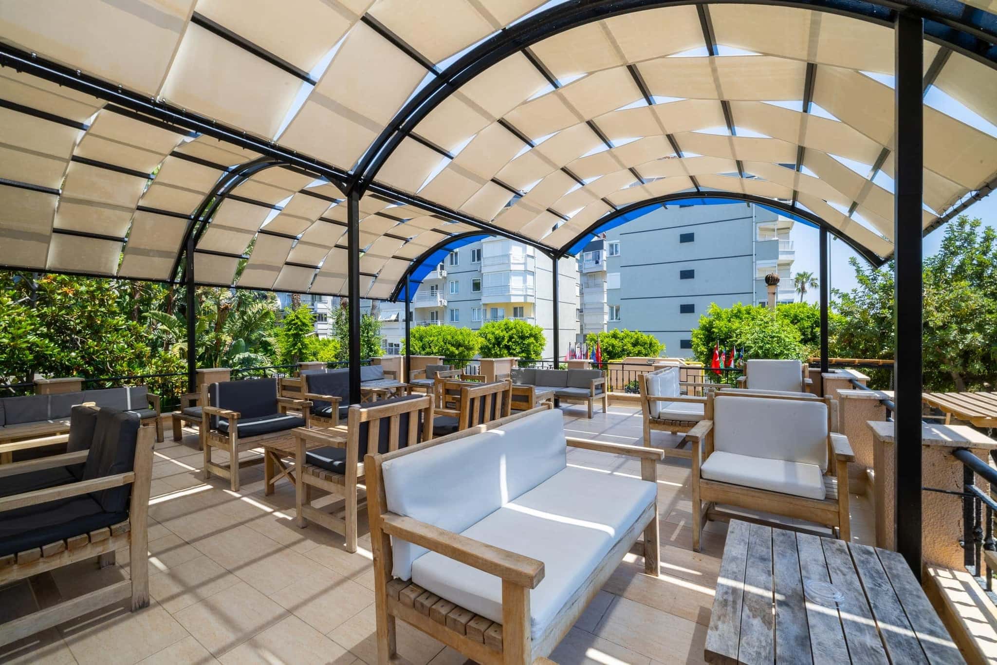Sarıtaş Hotel lush garden and relaxation terraces — Alanya Tosmur