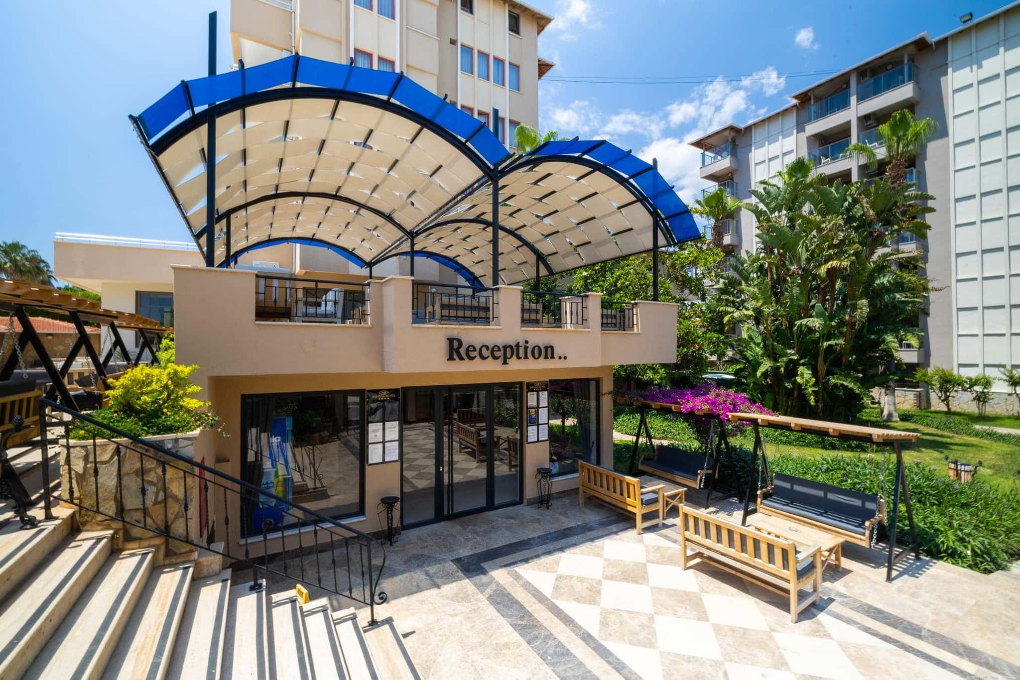 Sarıtaş Hotel lush garden and relaxation terraces — Alanya Tosmur