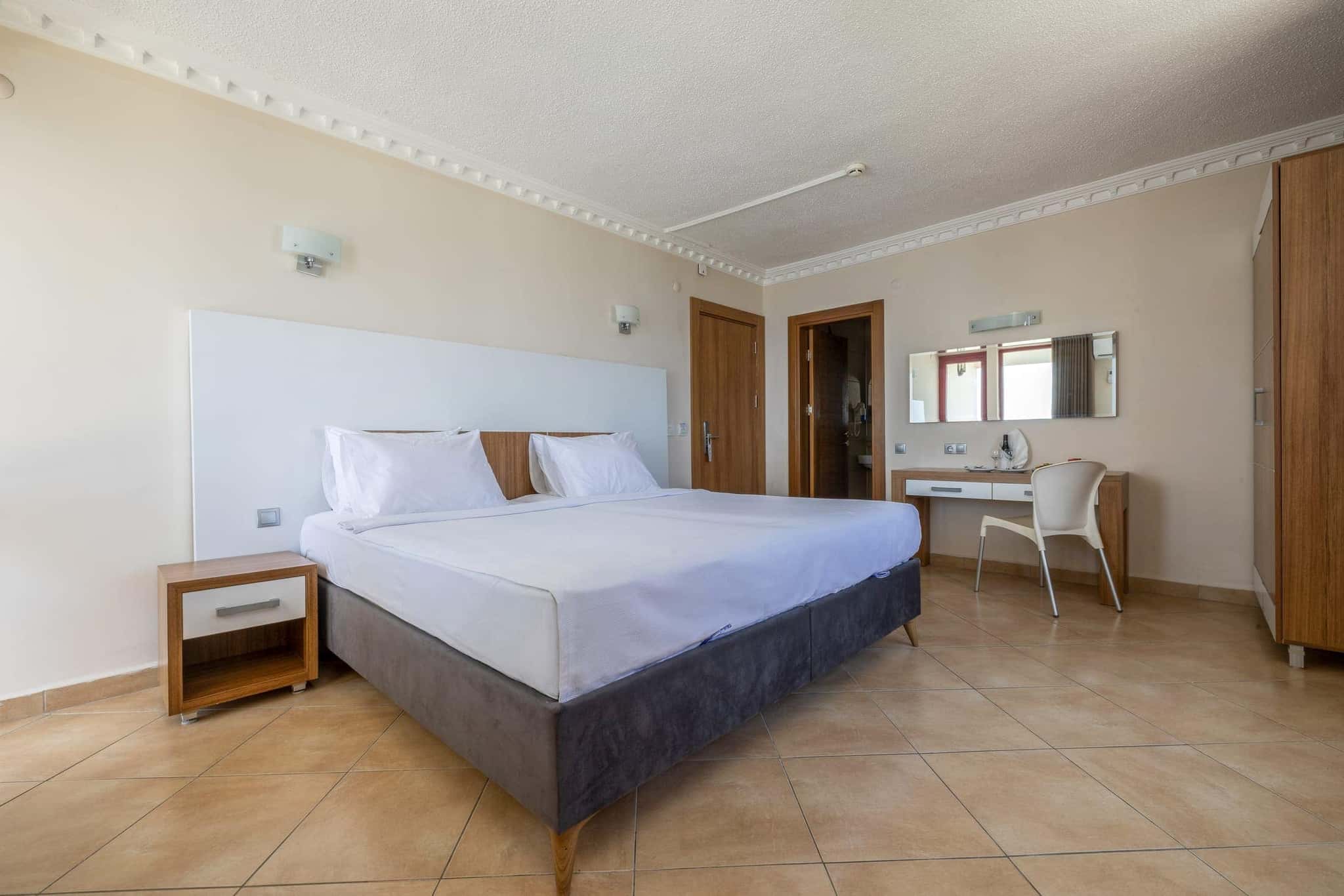 Sarıtaş Hotel comfortable guest room with balcony — Alanya