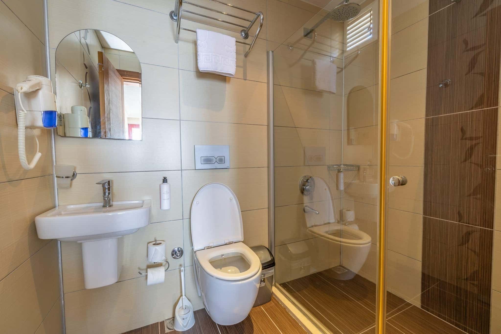 Sarıtaş Hotel modern room bathroom and amenities