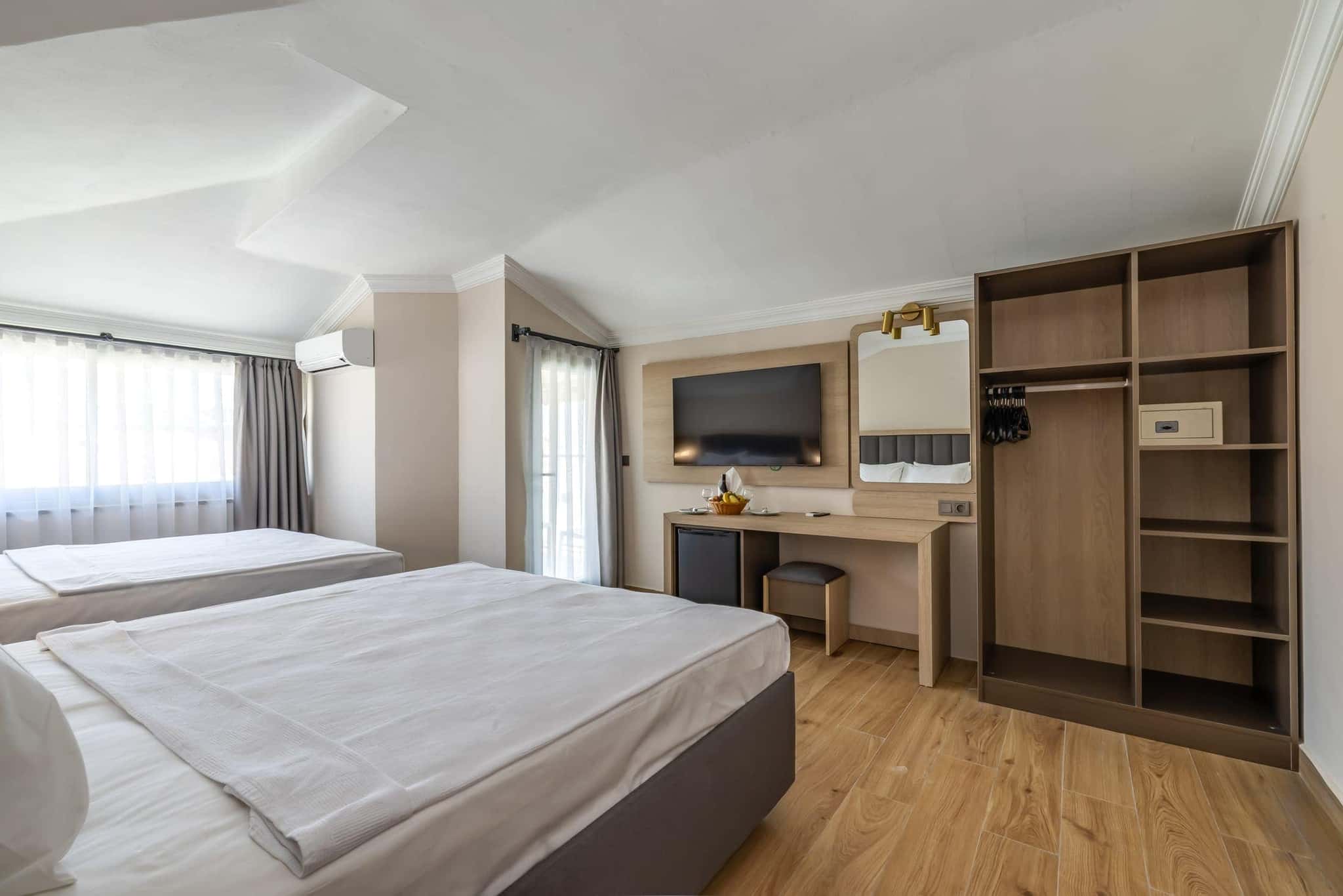 Sarıtaş Hotel comfortable guest room with balcony — Alanya