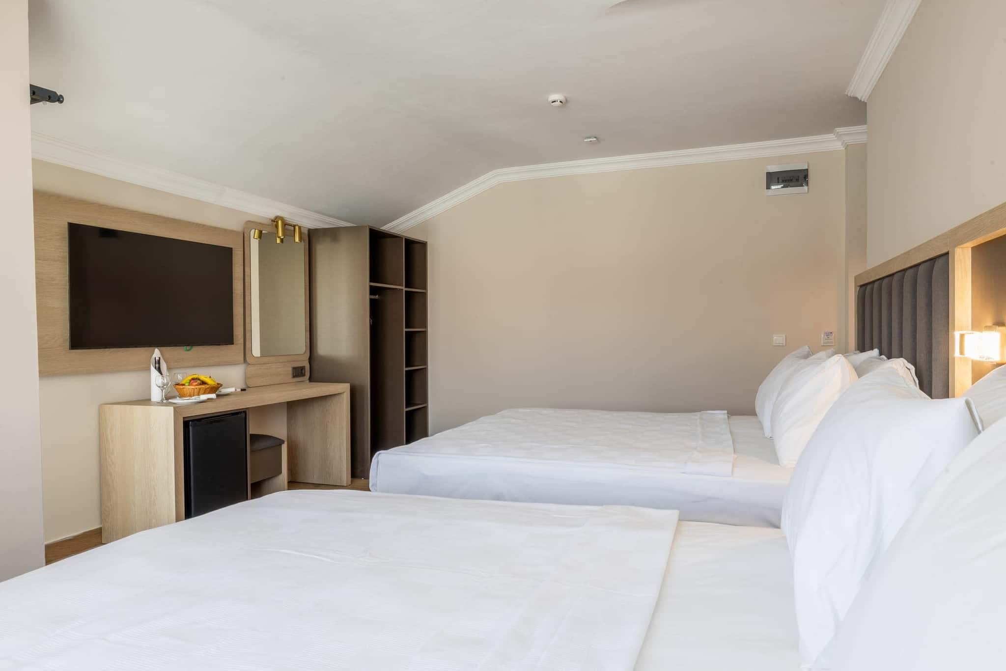 Sarıtaş Hotel comfortable guest room with balcony — Alanya