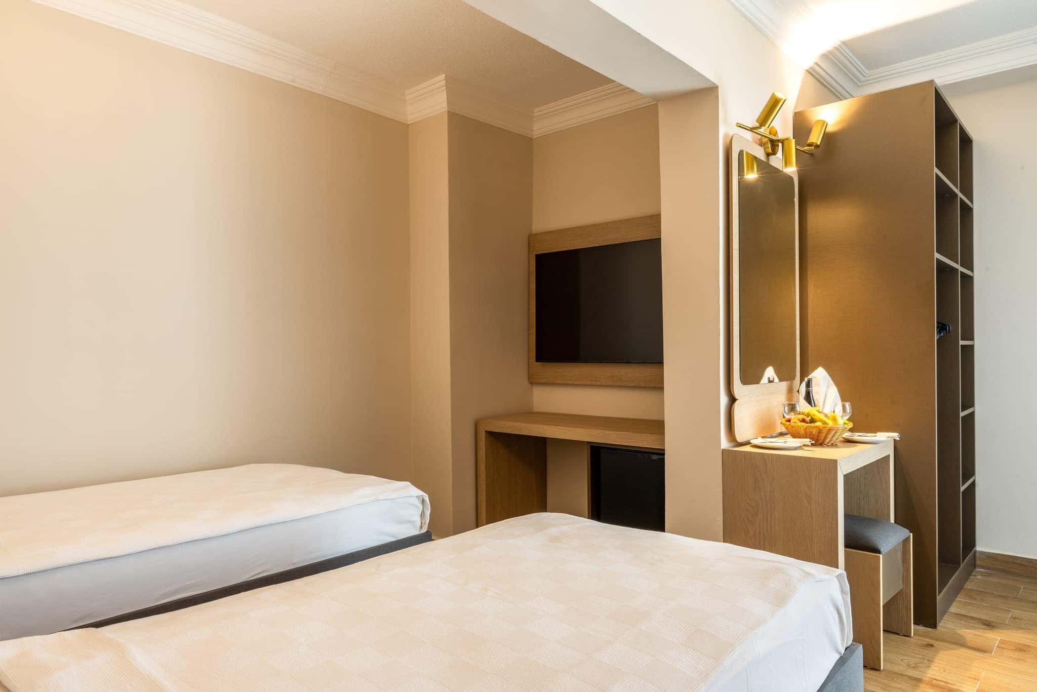 Sarıtaş Hotel comfortable guest room with balcony — Alanya