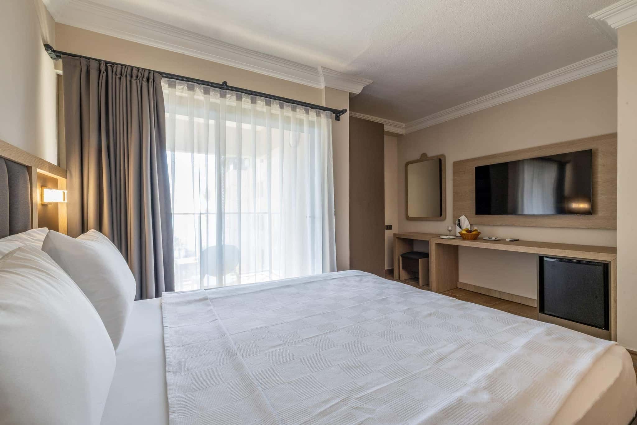 Sarıtaş Hotel comfortable guest room with balcony — Alanya