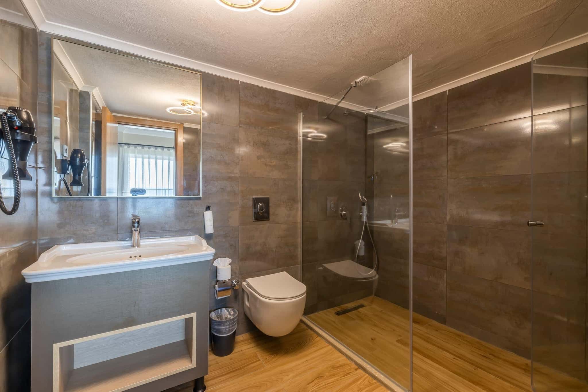 Sarıtaş Hotel modern room bathroom and amenities