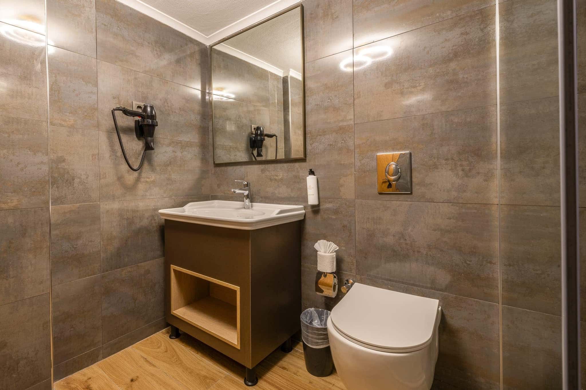 Sarıtaş Hotel comfortable guest room with balcony — Alanya