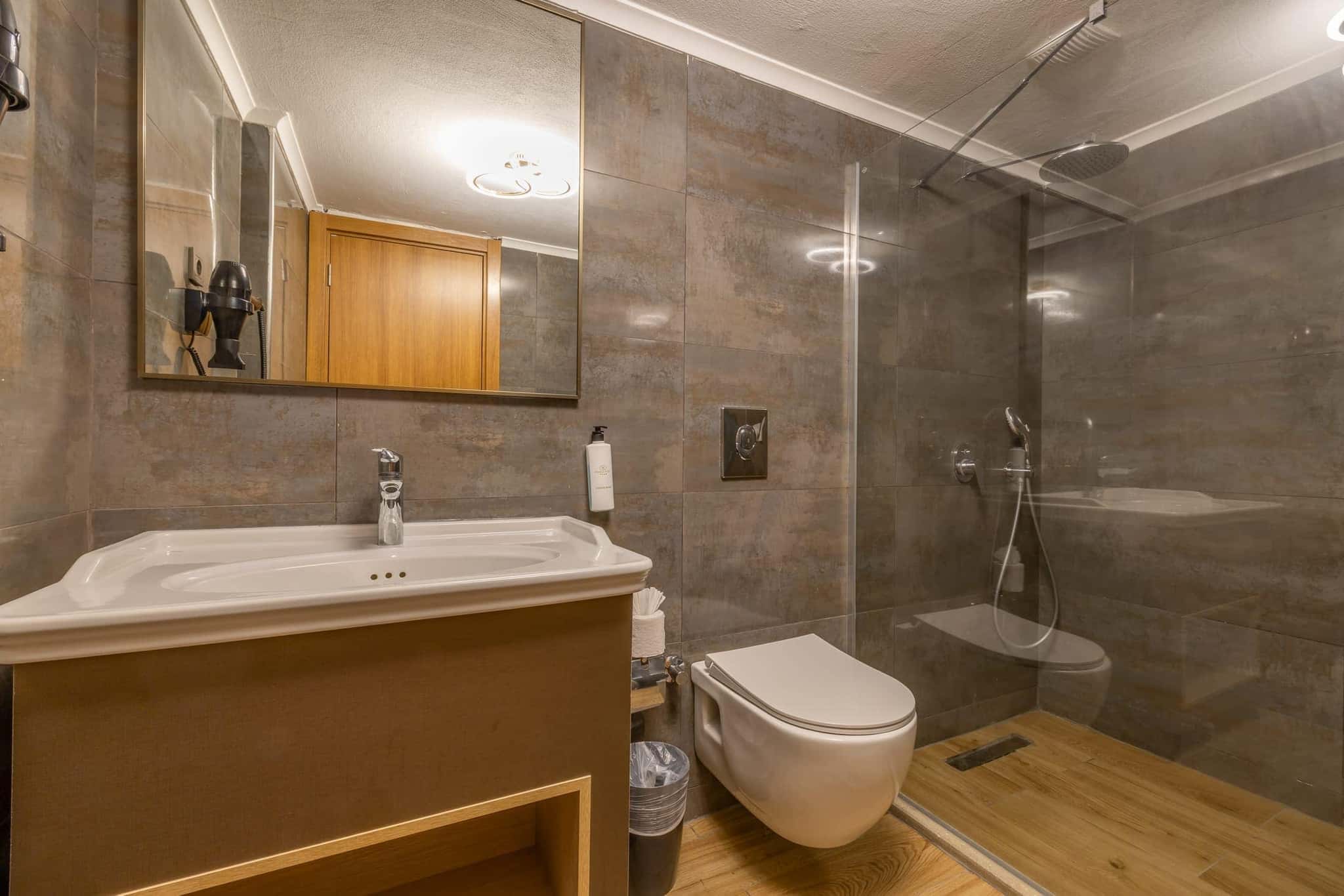Sarıtaş Hotel modern room bathroom and amenities