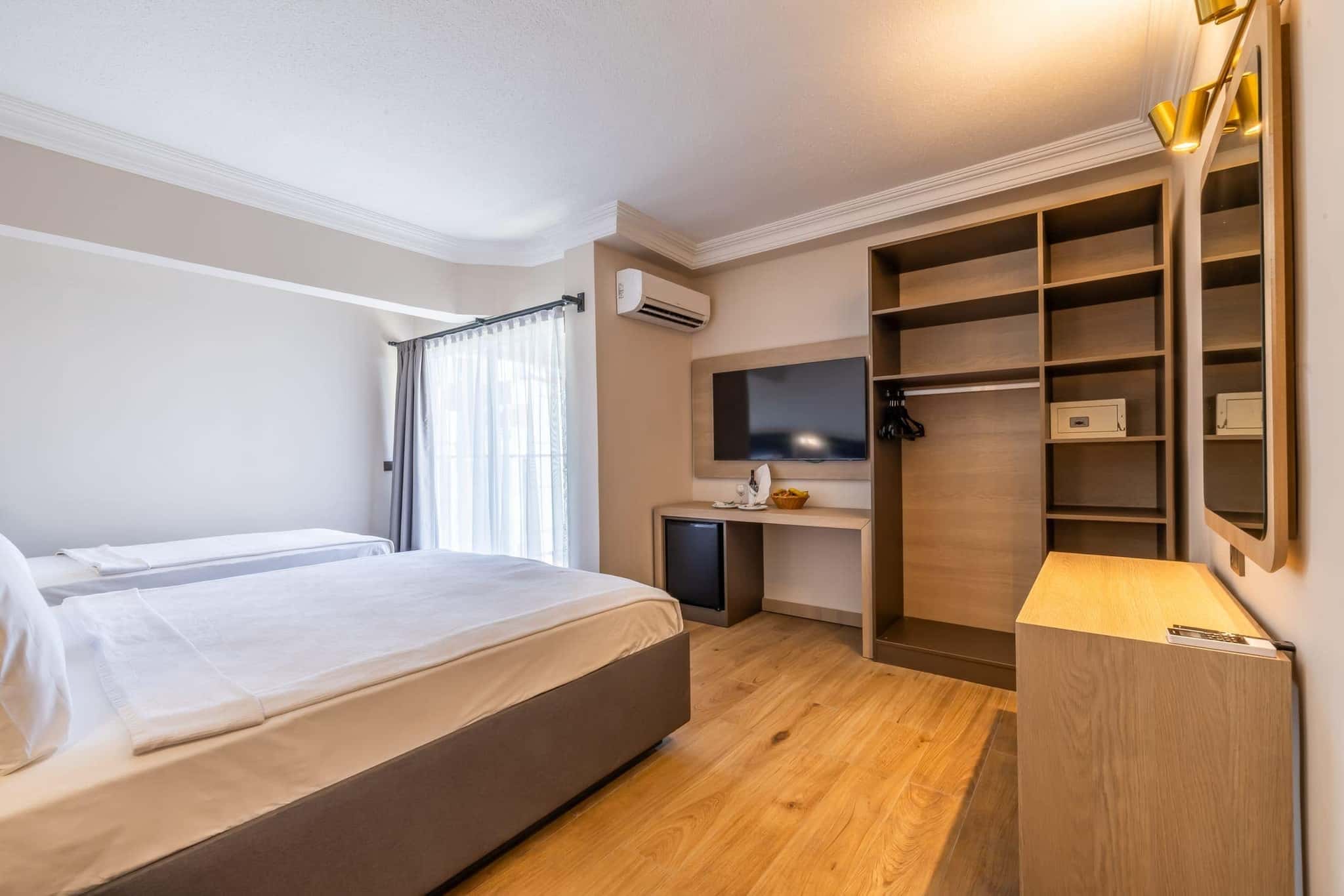 Sarıtaş Hotel comfortable guest room with balcony — Alanya