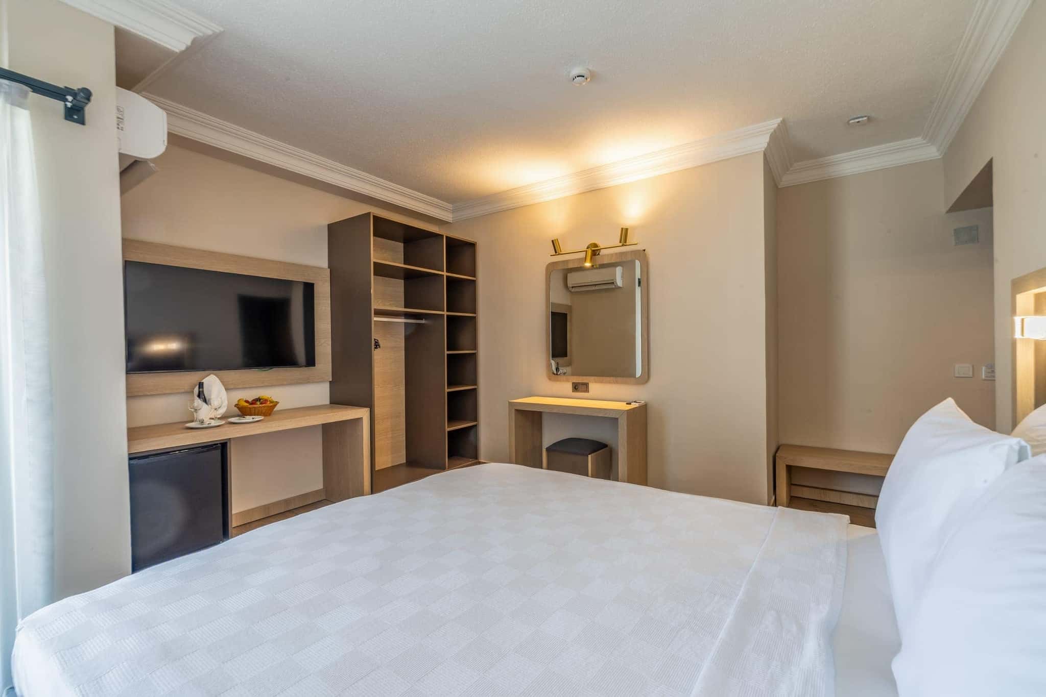 Sarıtaş Hotel comfortable guest room with balcony — Alanya