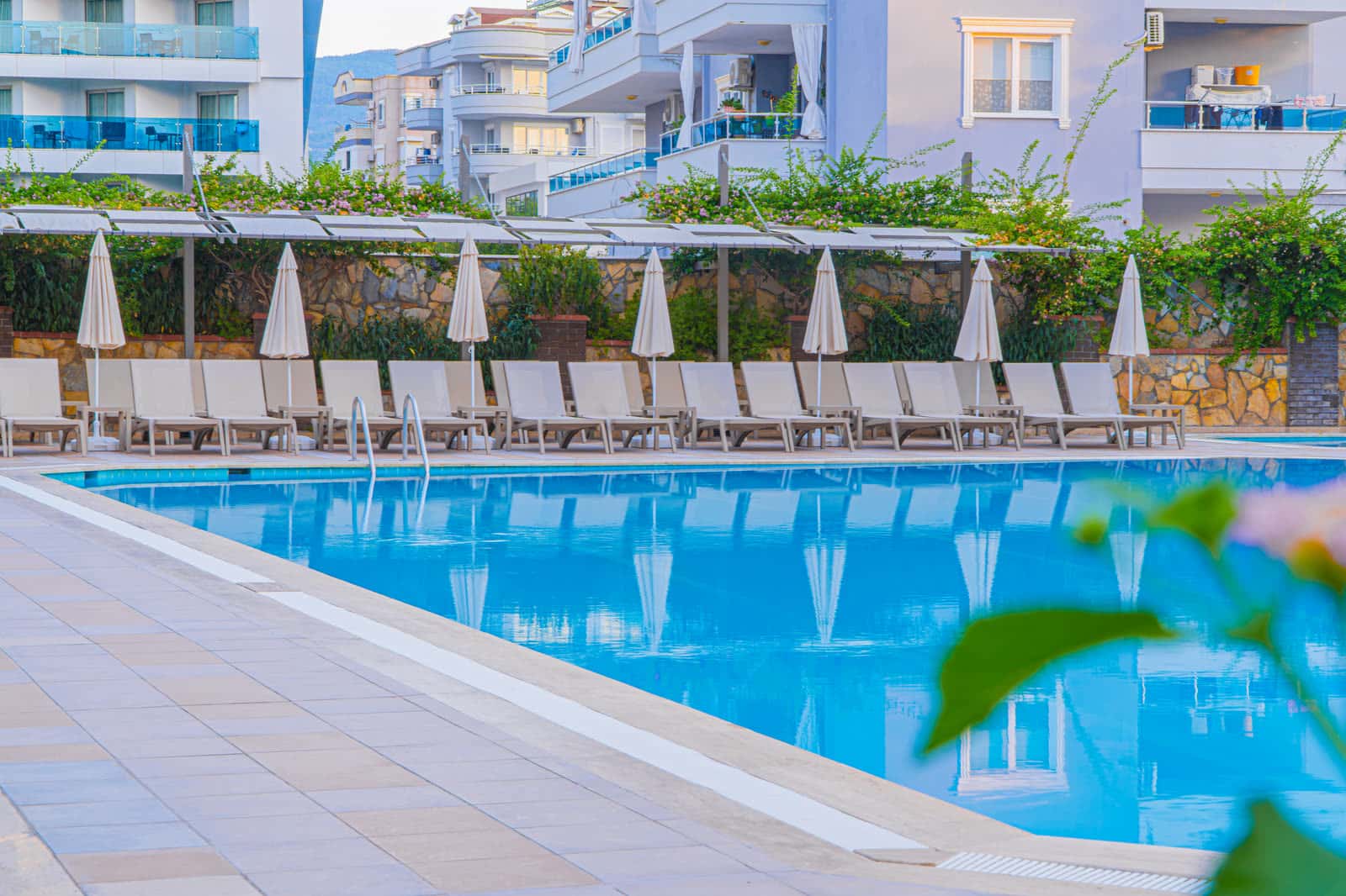 Sarıtaş Hotel Alanya outdoor swimming pool, water slide pool and poolside bar