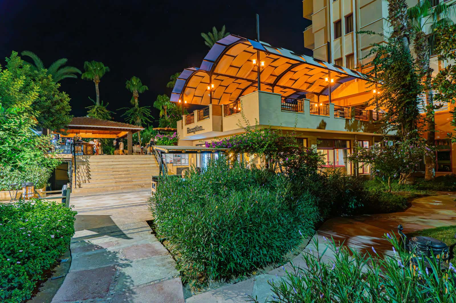 Sarıtaş Hotel lush garden and relaxation terraces — Alanya Tosmur