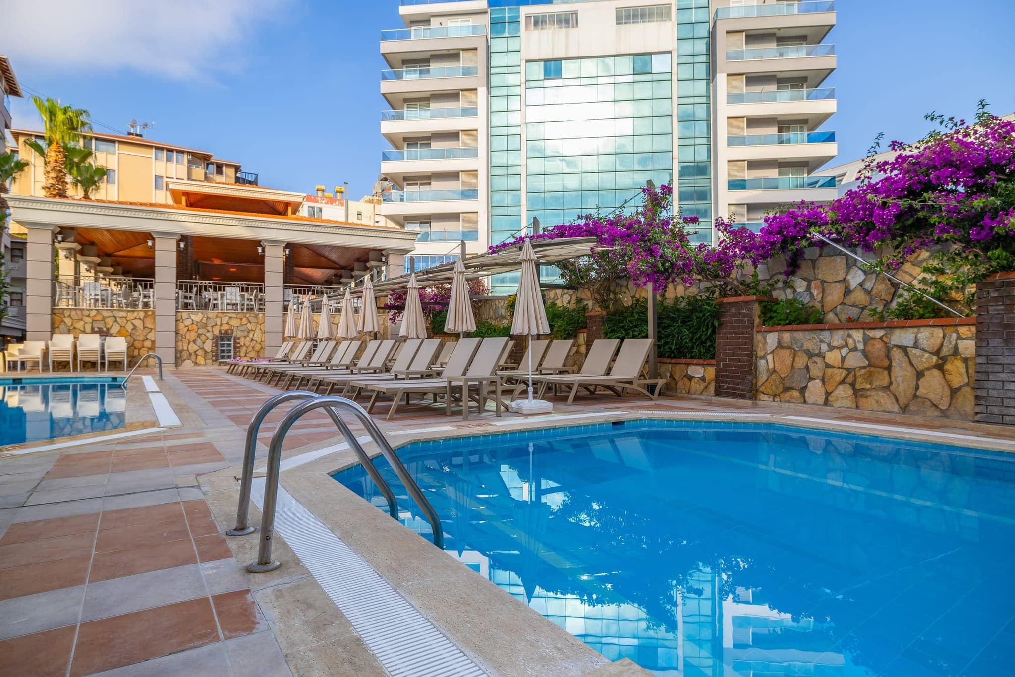 Sarıtaş Hotel Alanya outdoor swimming pool, water slide pool and poolside bar