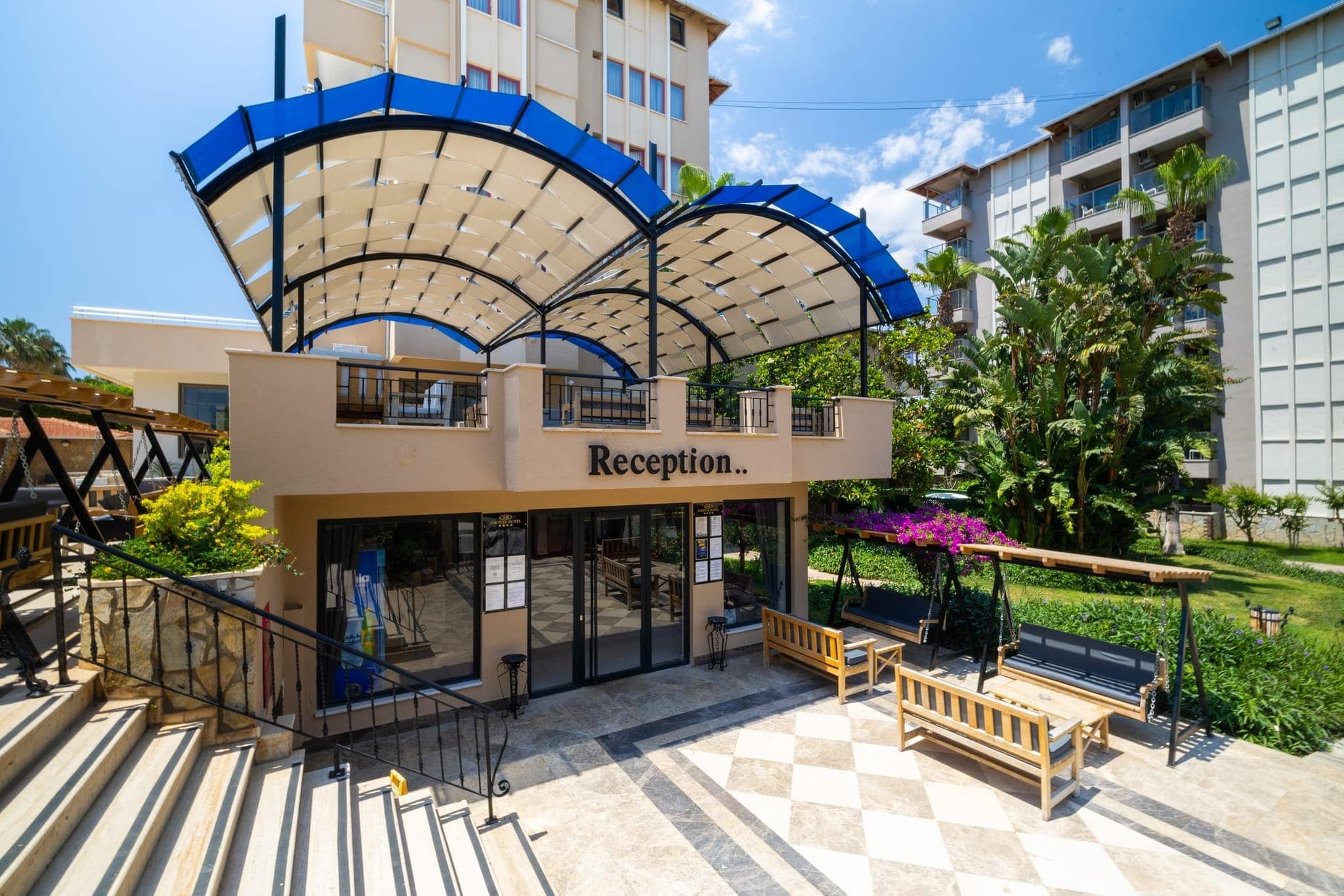 Sarıtaş Hotel lush garden and relaxation terraces — Alanya Tosmur